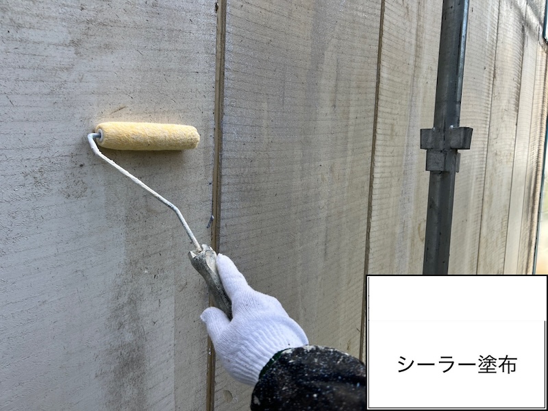 外壁塗装の下塗り作業（カチオンシーラー塗布）２