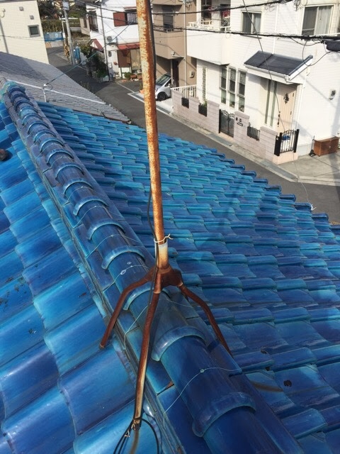 京都府宇治市の屋根に設置された極度にサビた危険な旧式アンテナ