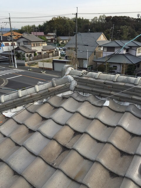 京都府久御山町 棟瓦の漆喰剥離と葺き土の流出による瓦ズレ