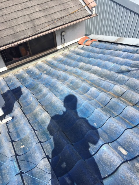 京都市山科区の瓦屋根全体調査。目視で瓦の波打ちや劣化状況を確認。