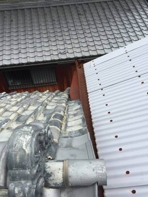 波板屋根の端部と瓦屋根の取り合い部分を上から診断