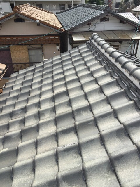 木津川市の日本瓦屋根、全体の瓦のズレ状況