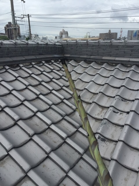 京都市上京区の屋根調査、谷板金全体に広がる緑青と変色