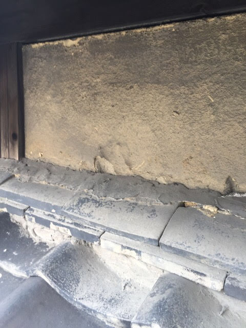 京都府京田辺市 漆喰が剥がれ内部の土が見えている状態