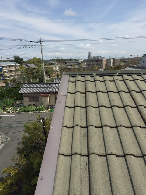 八幡市のセメント瓦屋根。屋根端部（ケラバ）全体の状況と板金の浮き