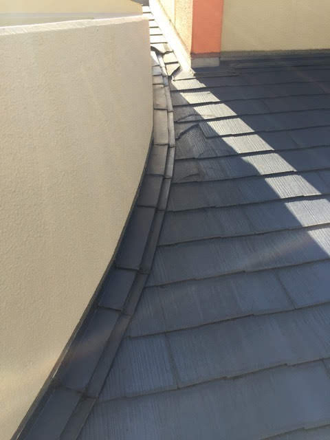 城陽市の屋根調査 カバー工法が有効な屋根の谷樋部分の劣化状況