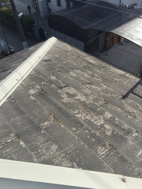 防水性がゼロになり、水分を含んで白っぽく変色したスレート屋根材。