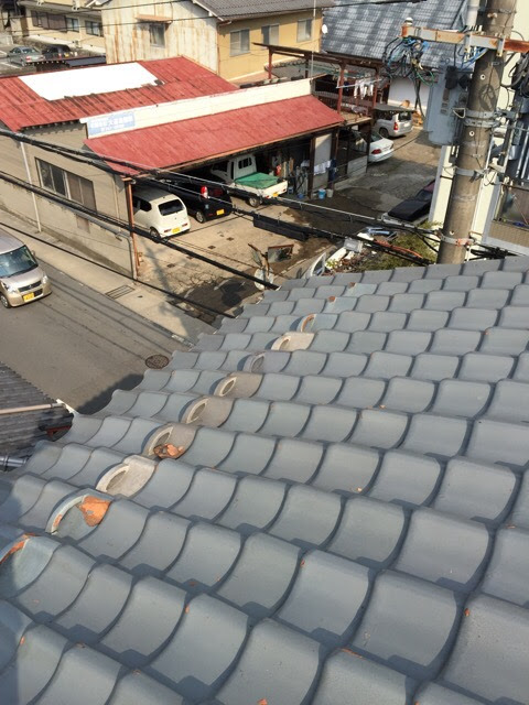 固定力を失ったのし瓦の破片が屋根の上に散乱している危険な状態