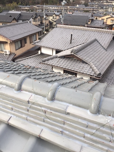 京都市北区での屋根リフォーム相場を見据えた葺き替え提案。劣化した瓦屋根の全景