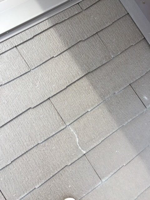 京都市左京区の劣化が進み、コケの発生と微細なひび割れ（クラック）が見られる屋根材のアップ