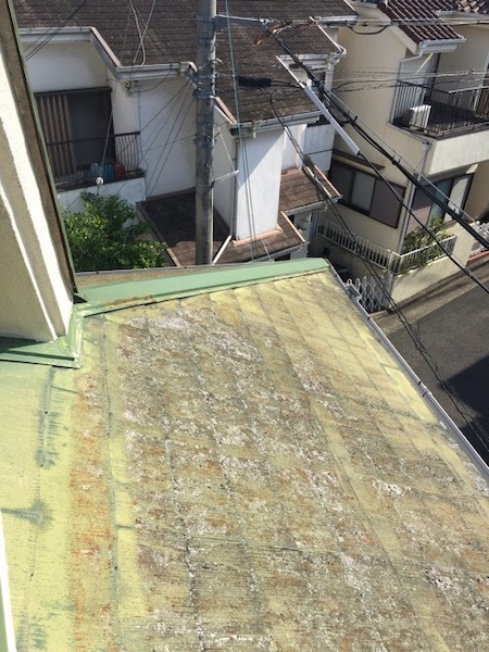 下屋根全体に広がる深刻な色あせと劣化