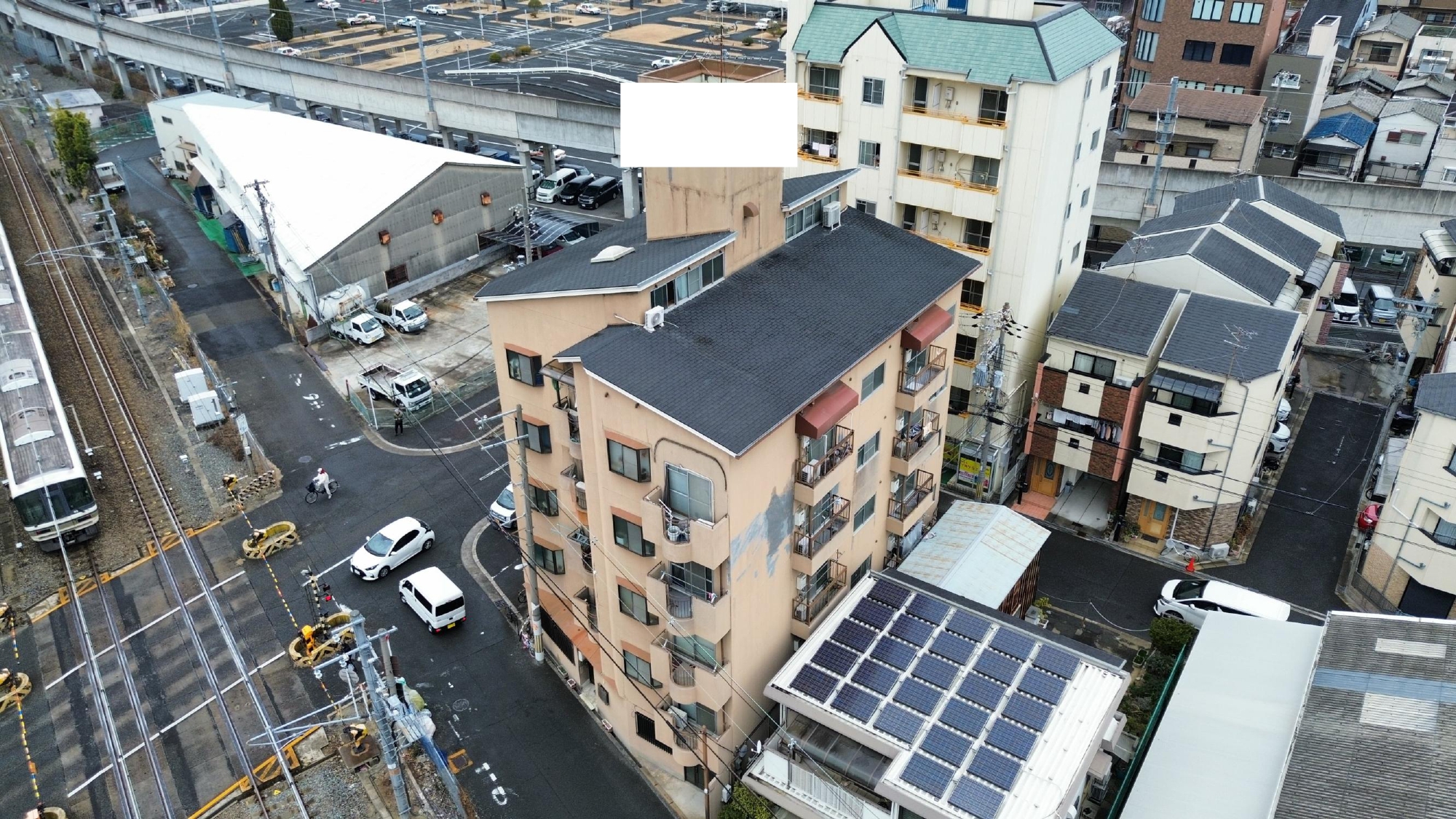 マンションを右奥から