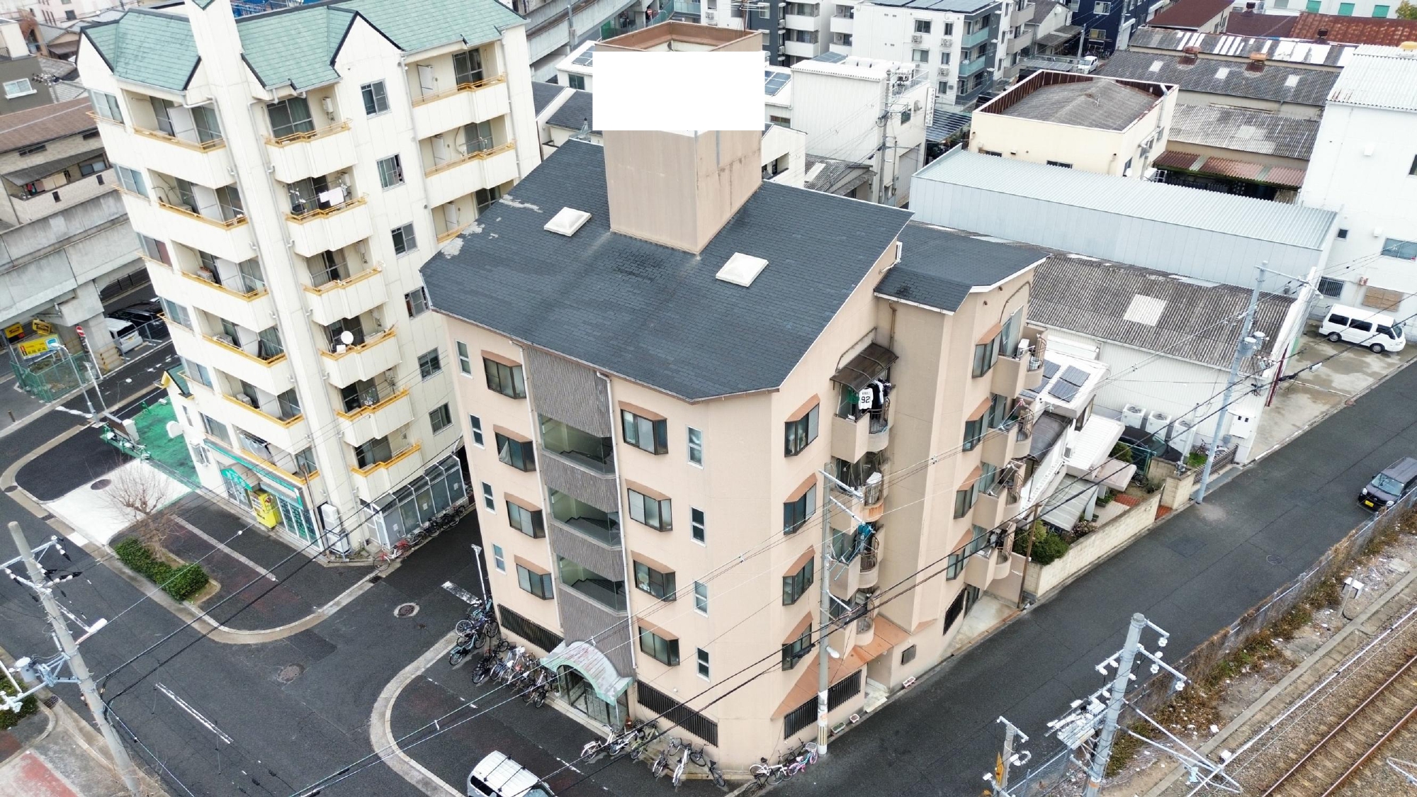 マンションを右側から