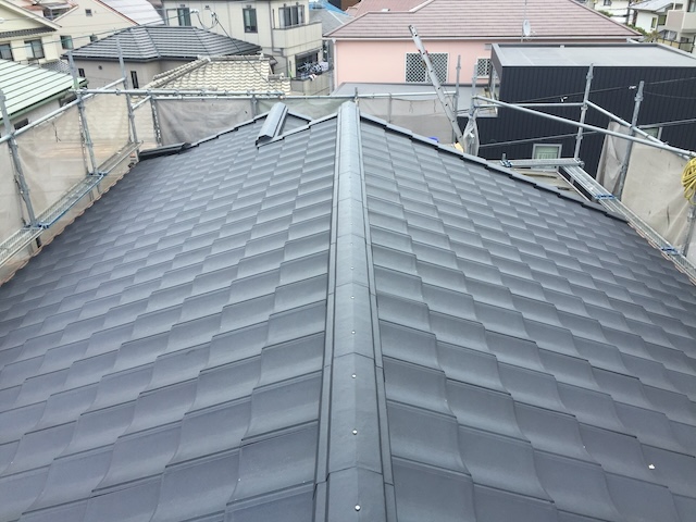 京都市下京区で完成した軽量で重厚感のあるルーガ屋根の全景