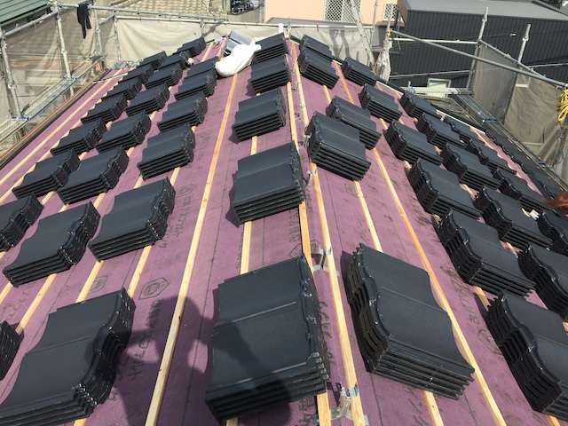 京都市下京区で進行中の屋根葺き替え工事の瓦並べ