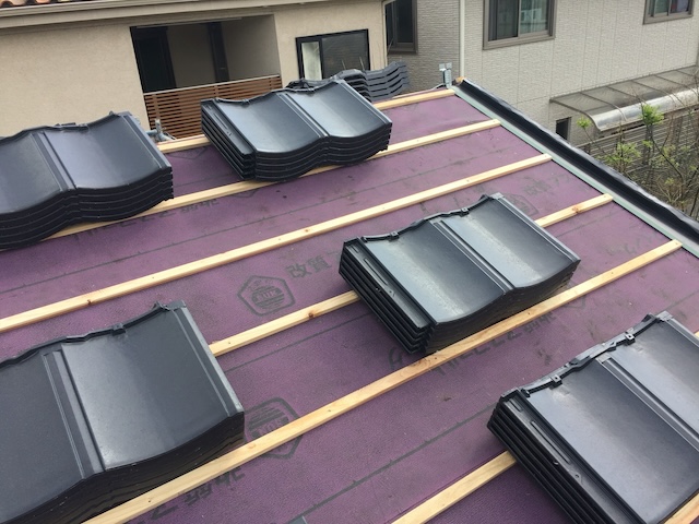 ルーフィングの上に桟木を設置し、新しい屋根材を施工する様子（京都市下京区）