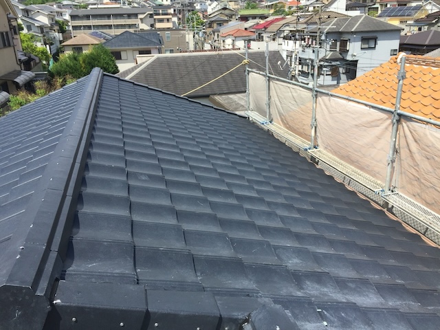 軽量瓦ルーガの美しい並びが分かる大屋根の完成写真