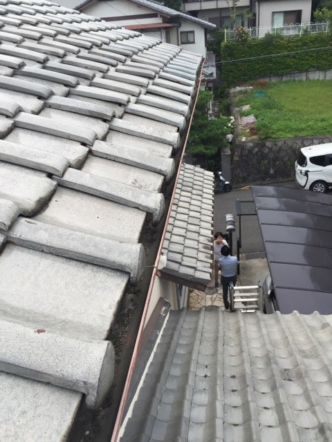 瓦屋根の軒樋全景