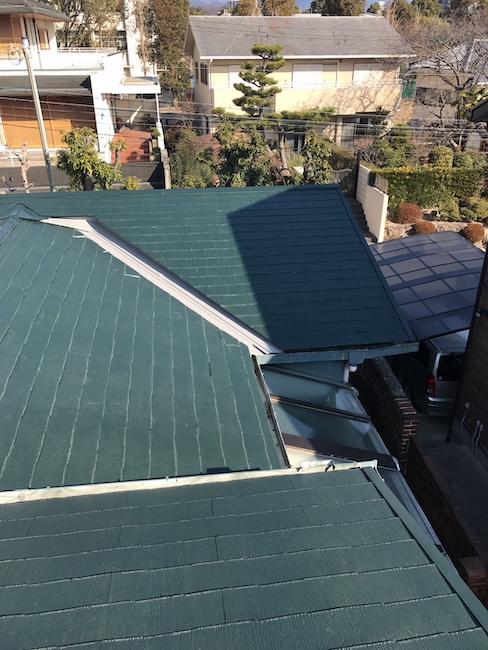 谷板金を含む屋根全景
