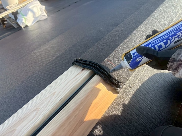 棟板金の下地設置および隙間を埋める綿密なシーリング作業風景