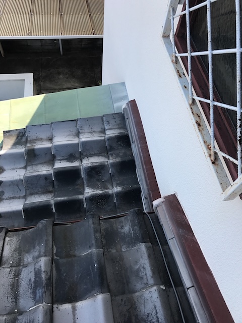 下屋と外壁際の瓦屋根