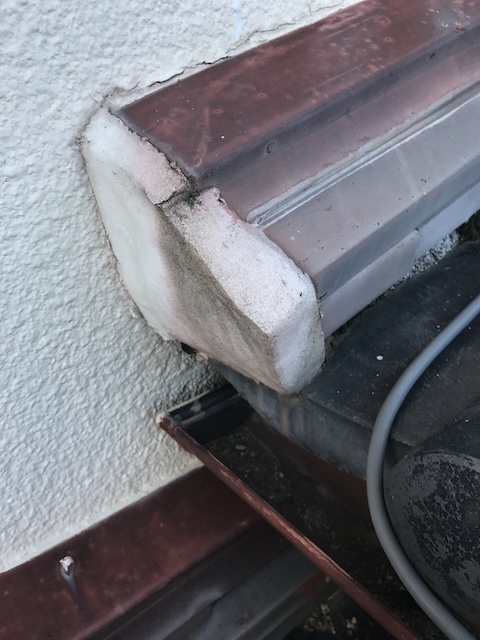 壁際板金端部の黒ずみ