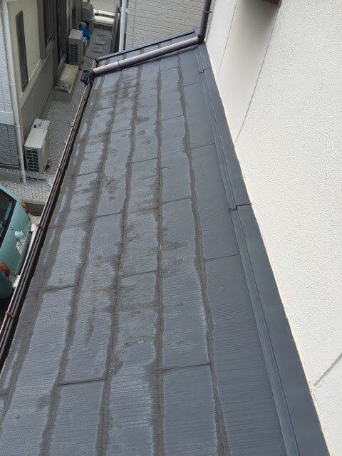 京都市北区で白く変色し表面が剥離したスレート屋根の全体写真