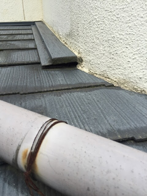 外壁とスレート屋根の取り合い部分（雨押え板金）の劣化したコーキング状況