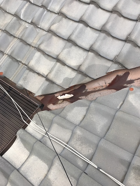 谷板金に錆が出た瓦屋根