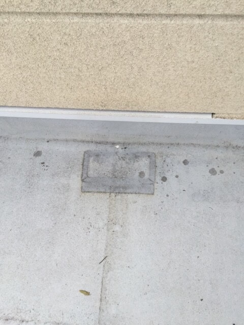  京都府八幡市のベランダ現地調査。コーナー部分の防水層が劣化し、黒ずみやコケが目立つ状態。