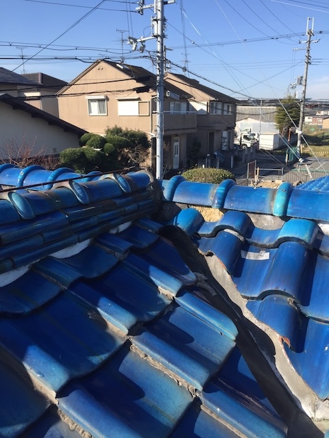 長岡京市の日本瓦屋根、谷板金（屋根の溝）周辺の瓦の割れと劣化状況