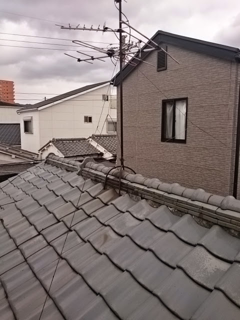 京都市山科区の現地調査で見つかった錆びて切れそうなアンテナ支線と瓦屋根