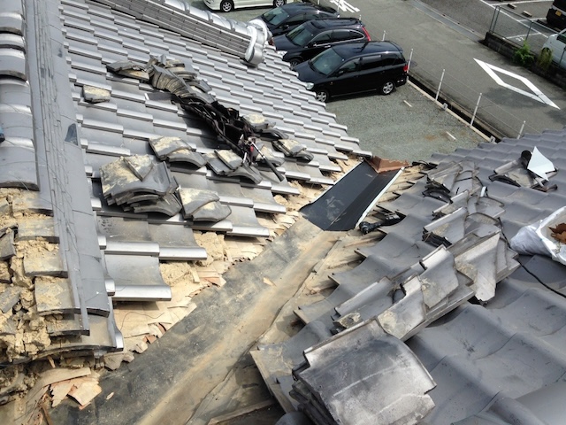 谷板金設置後、瓦を戻すための清掃と調整が完了した様子