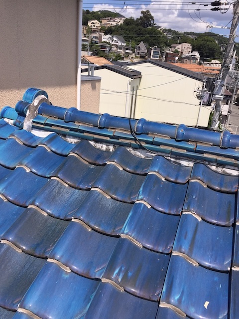 京都市伏見区桃山の現場調査 青い和瓦の屋根全体像