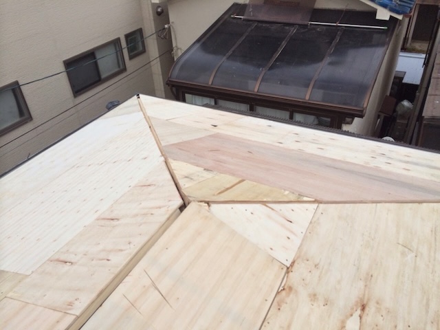 新しい屋根下地・構造用合板（野地板）の増し張り施工
