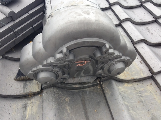 南蛮漆喰と銅線で強固に固定され、美しく蘇った鬼瓦