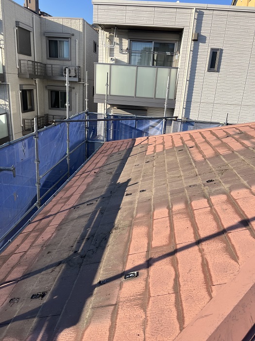 屋根工事で太陽光パネルを撤去した様子