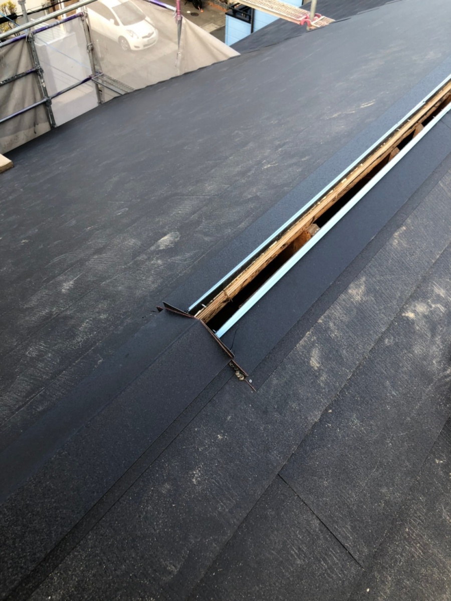 神戸市で行った換気棟取り付けで棟板金を取りつけている様子