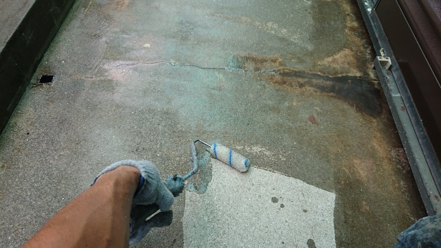 プライマーを塗っている様子