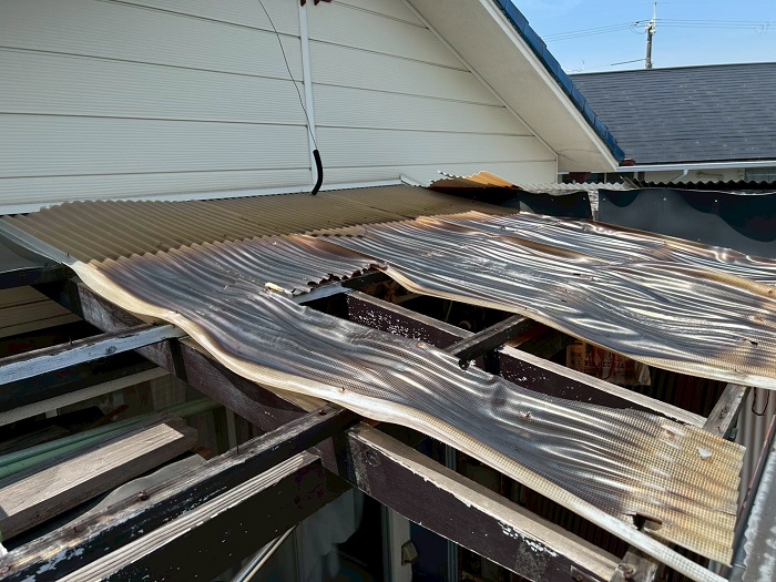 相生市で高耐久な小波鉄板を用いてベランダ屋根の塩ビ製波板を張り替える前の様子