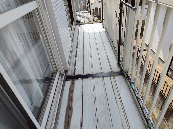 神戸市垂水区で劣化した樹脂製のベランダ床を貼り替える前の様子