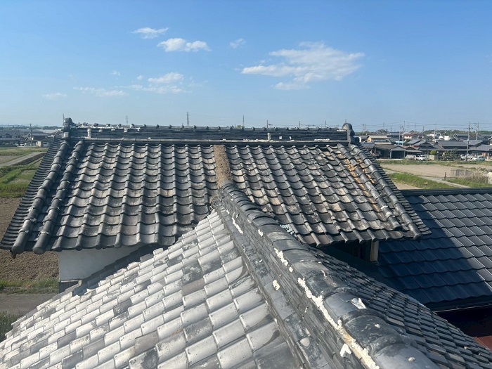 加古郡播磨町で蔵の屋根葺き替え工事で軽量瓦ルーガ雅を使用する前の様子