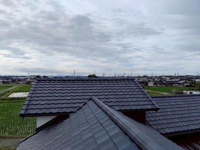 加古郡播磨町で蔵の屋根葺き替え工事で軽量瓦ルーガ雅を使用した後の様子