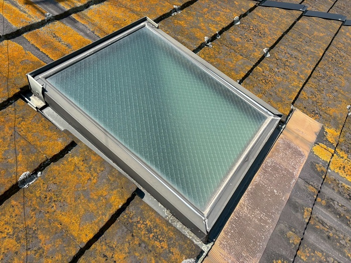 加古郡稲美町で天窓への板金修理を行う前の様子