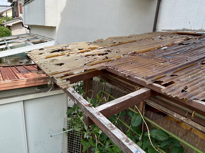 たつの市で雹災害により木造小屋の波板交換としてポリカ波板を貼る前の様子