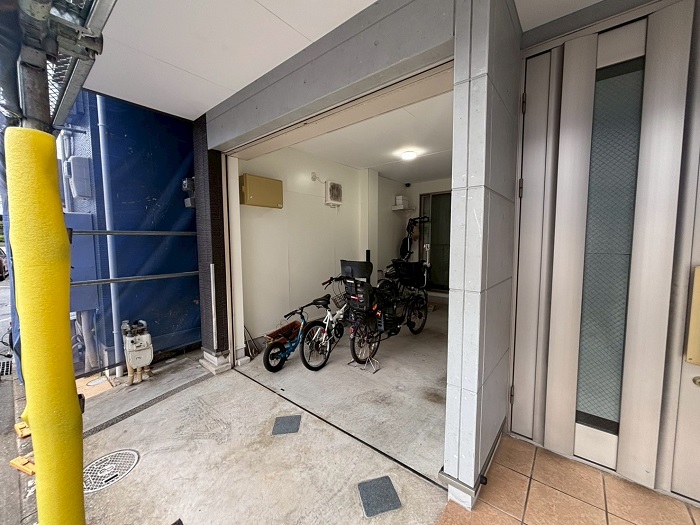 芦屋市でビルトインガレージ入り口のシャッターを2分割手動に交換する前の様子