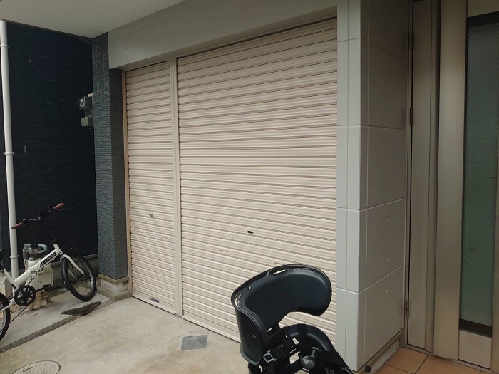 芦屋市でビルトインガレージ入り口のシャッターを2分割手動に交換した後の様子