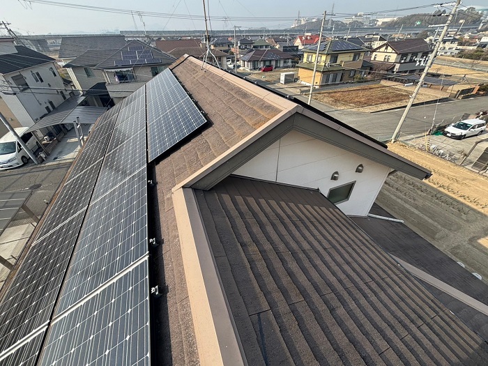 加古川市で粘着ゴムアスルーフィングを用いてソーラーパネル付きの屋根カバー工事を行う前の様子