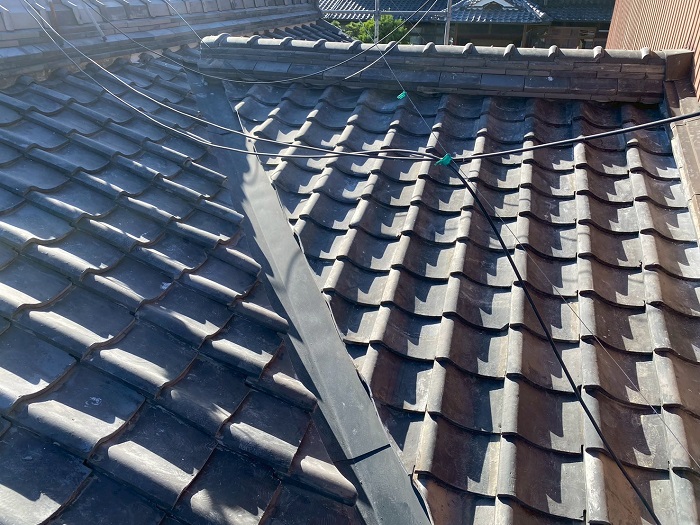 加古川市で瓦屋根の部分的な葺き直しを行い谷板付近の雨漏りを解消した後の様子