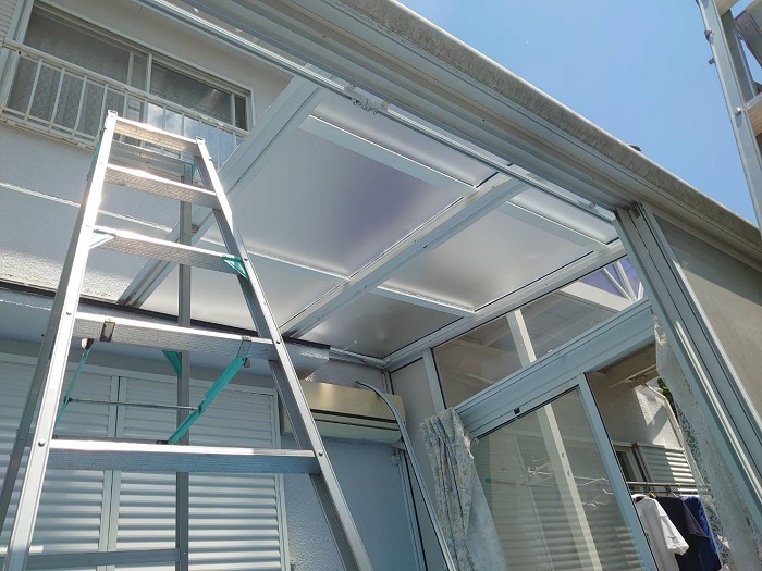 西宮市でサンルーム屋根のアクリル板をポリカーポネード板へ張り替える前の様子